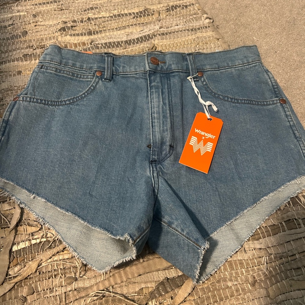WRANGLER X WHATABURGER REWORKED SHORT

Wrangler Jean shorts - Picture 3 of 11